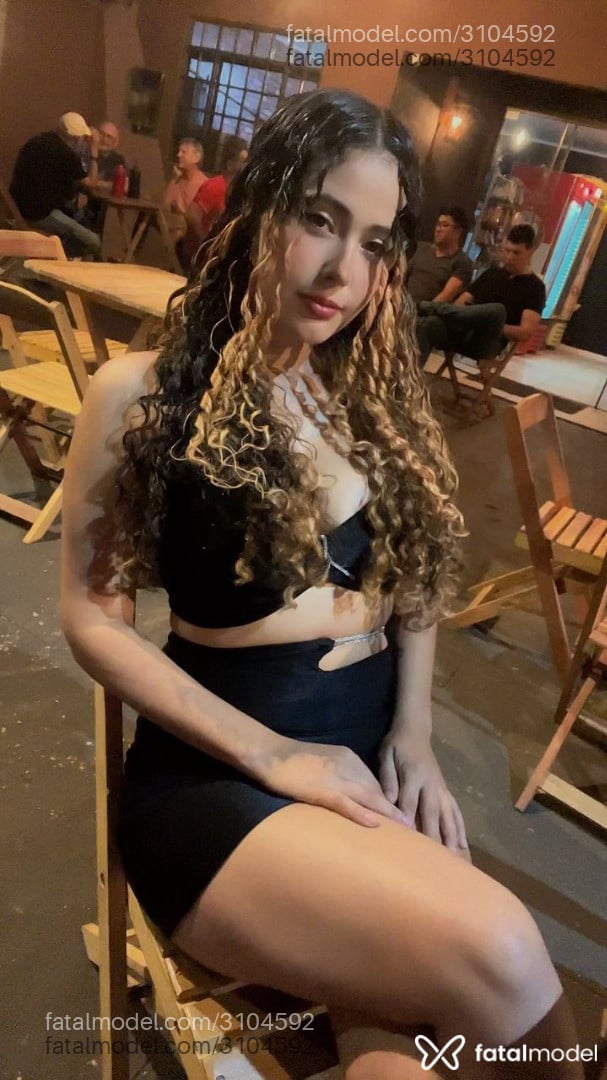 Acompanhante mulher com cabelo castanho de olhos castanhos - Malluzinha Acompanhante mulher com cabelo castanho de olhos castanhos - Malluzinha