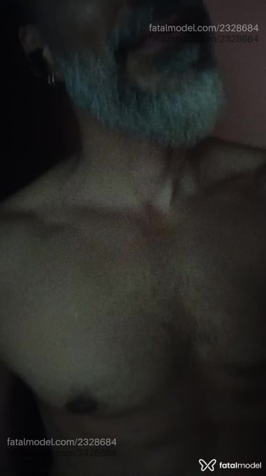 Acompanhante homem com cabelo grisalho de olhos castanhos em Virtual - Lord Zion