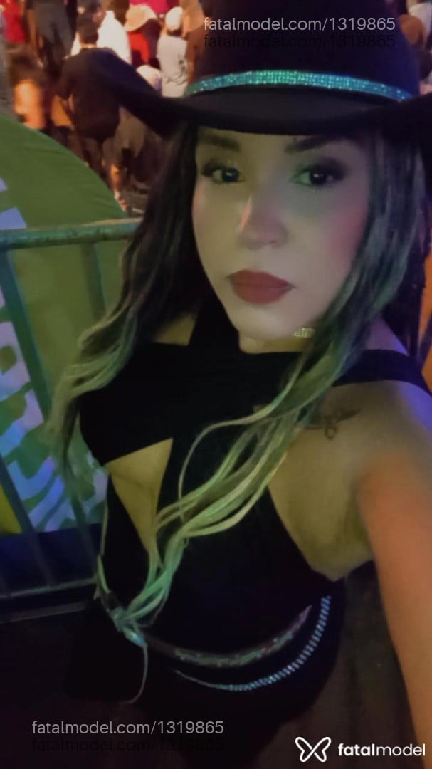 Acompanhante mulher com cabelo colorido de olhos castanhos em Campo Grande - Melissa Rabello