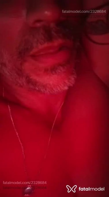 Acompanhante homem com cabelo grisalho de olhos castanhos em Virtual - Lord Zion