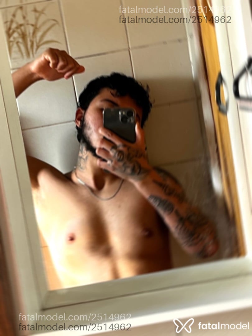 Acompanhante homem trans com cabelo castanho de olhos pretos em São Paulo - Gabriel