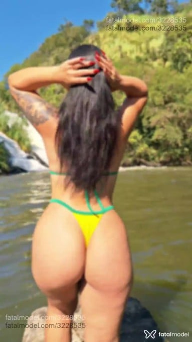 Acompanhante mulher morena (o) de olhos verdes - Afrodite