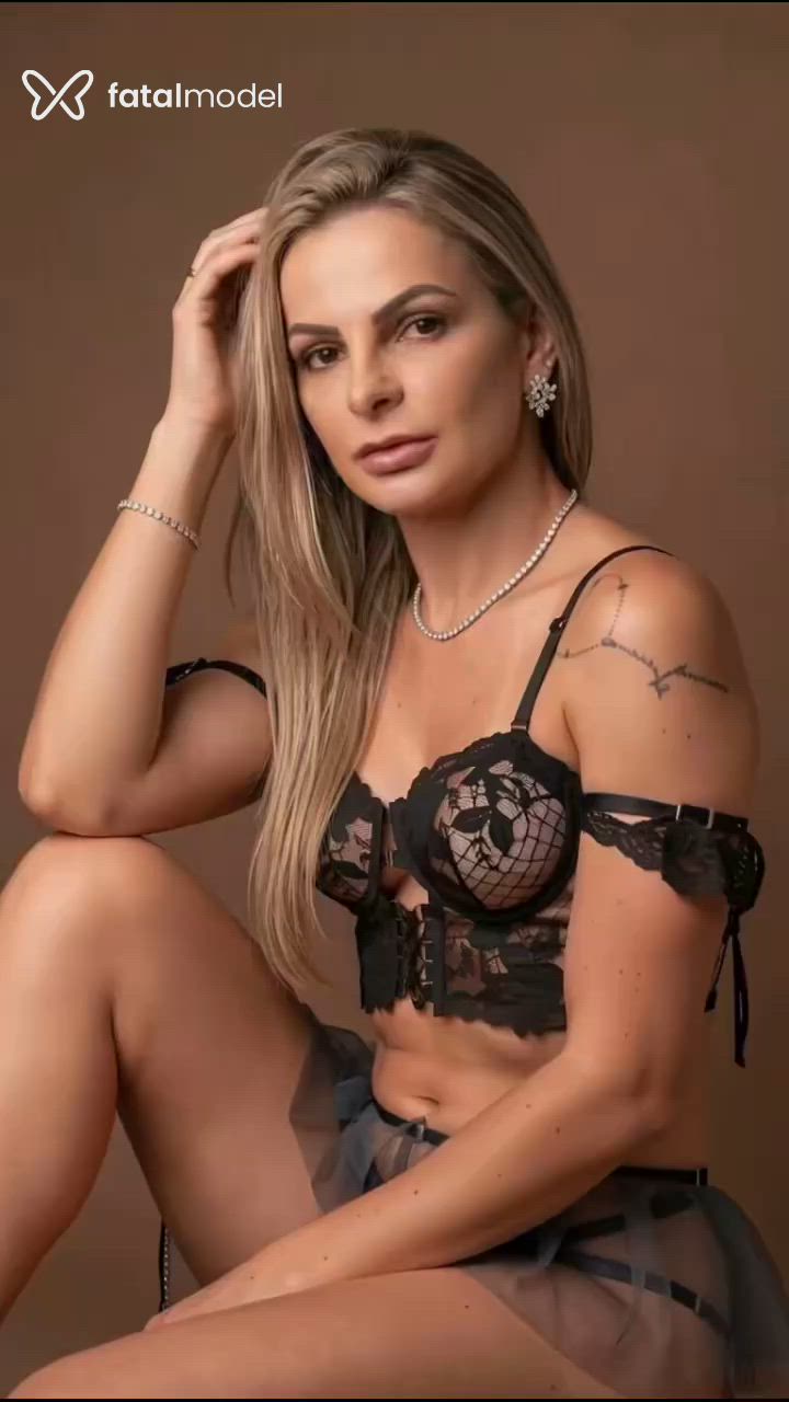 Acompanhante mulher loira (o) de olhos castanhos - Débora Garcia
