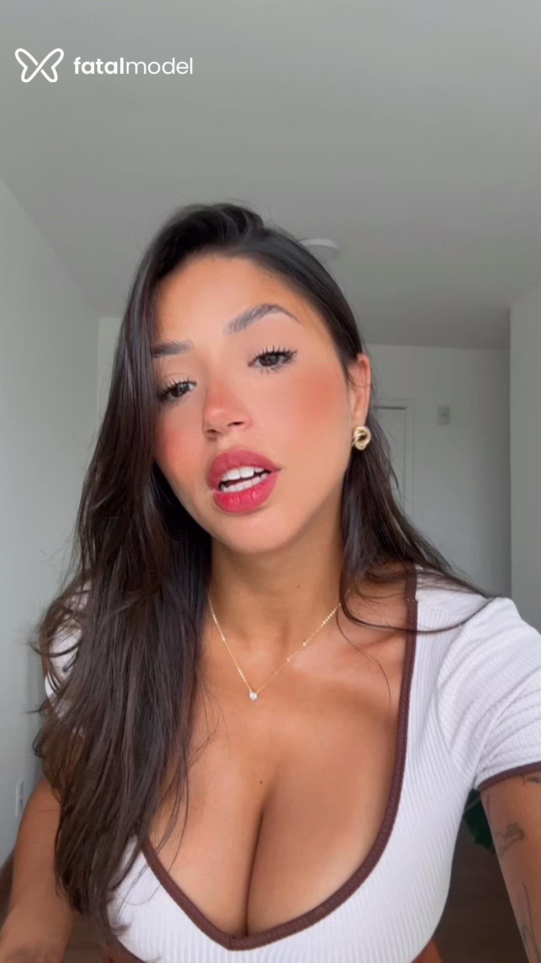 Acompanhante mulher morena (o) de olhos castanhos - Rubi Perez