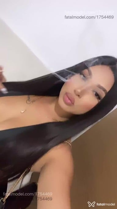 Acompanhante mulher com cabelo castanho de olhos castanhos - Lorena Dias