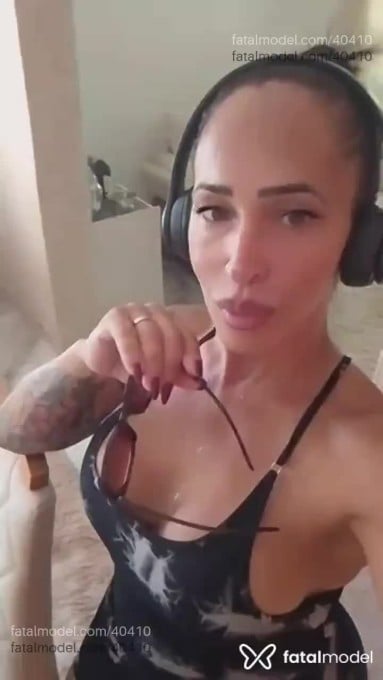 Acompanhante mulher trans com cabelo castanho de olhos verdes em Ubá Acompanhante mulher trans com cabelo castanho de olhos verdes em Ubá - Jheinyfer