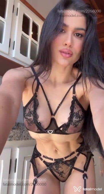 Acompanhante mulher morena (o) de olhos castanhos - Mel Acompanhante mulher morena (o) de olhos castanhos - Mel