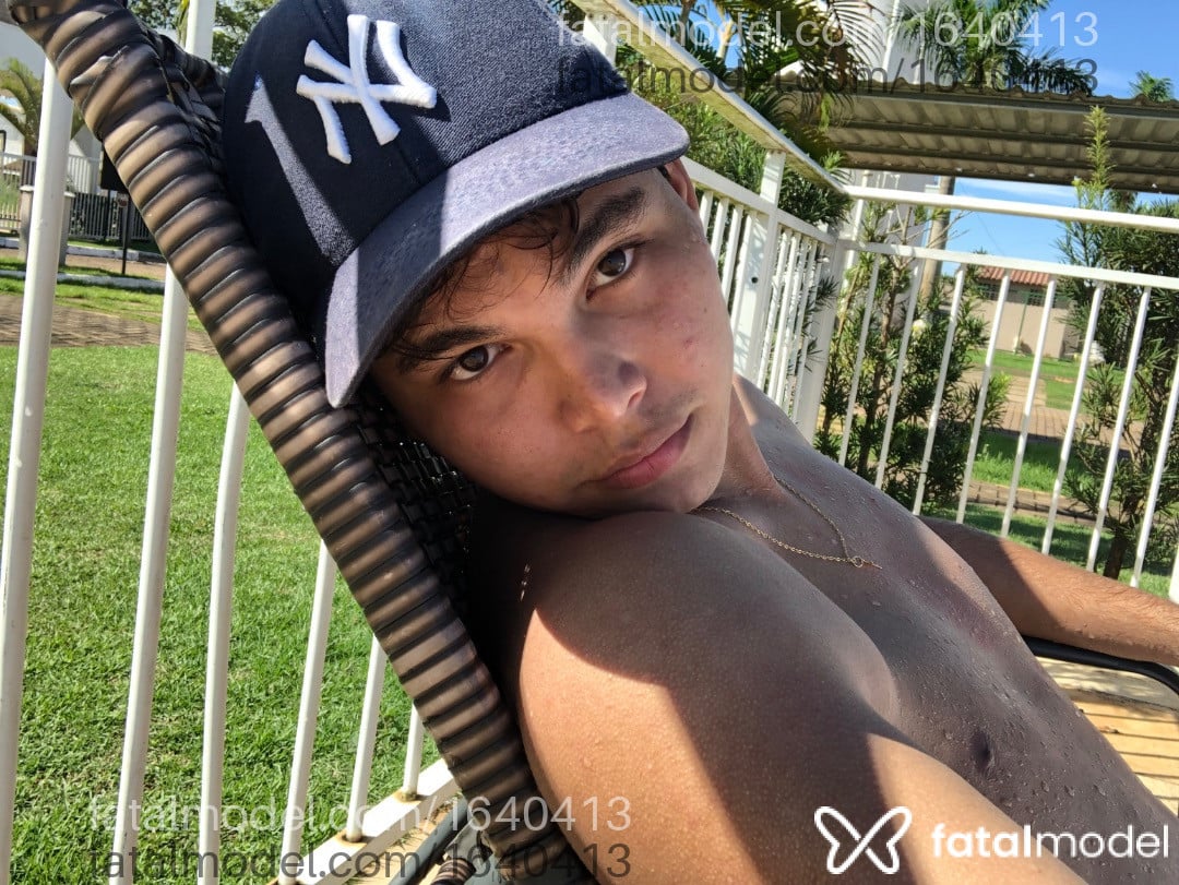Acompanhante homem com cabelo castanho de olhos castanhos em Porto Velho - Valentim