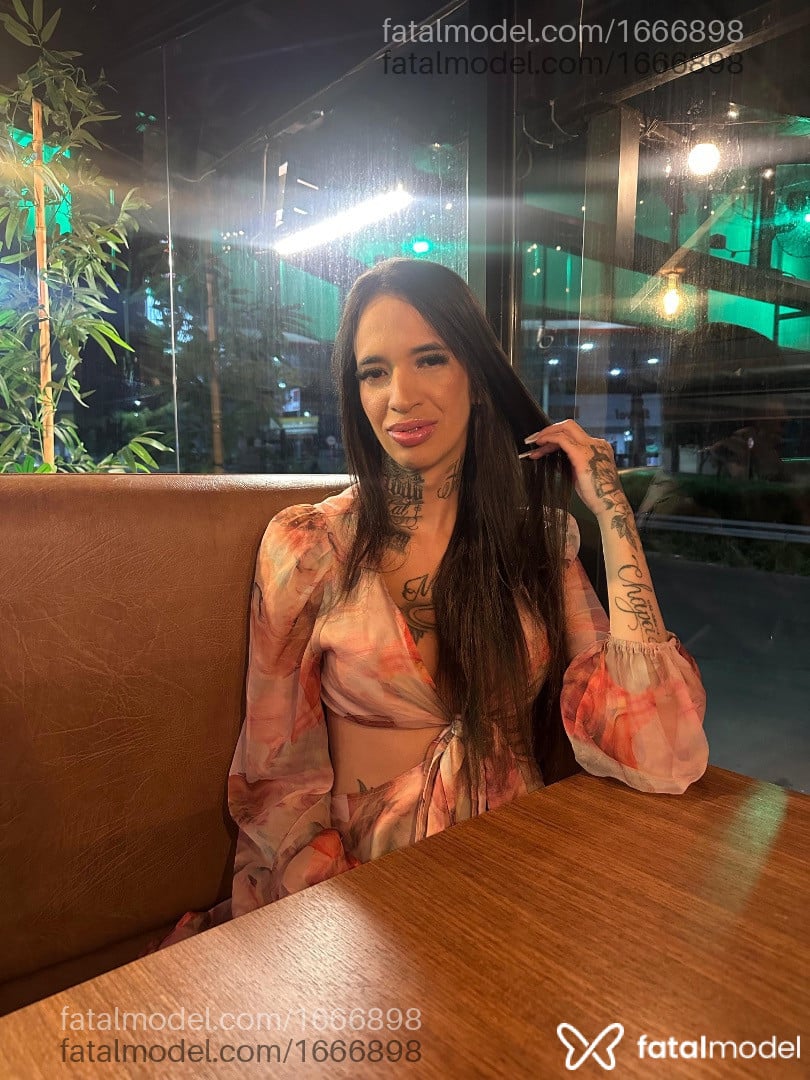 Acompanhante mulher trans com cabelo castanho de olhos castanhos em São Carlos - Mirella