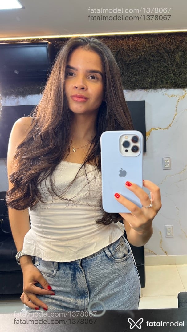 Acompanhante mulher com cabelo castanho de olhos castanhos - Iza Acompanhante mulher com cabelo castanho de olhos castanhos - Iza