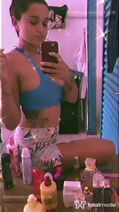 Acompanhante mulher com cabelo castanho de olhos castanhos - Girassol