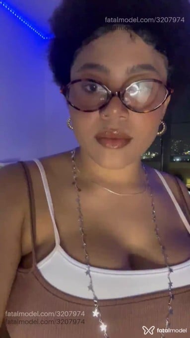 Acompanhante mulher morena (o) de olhos pretos em São Paulo Acompanhante mulher morena (o) de olhos pretos em São Paulo - Bloom