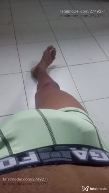 Acompanhante homem com cabelo castanho de olhos pretos - Soares