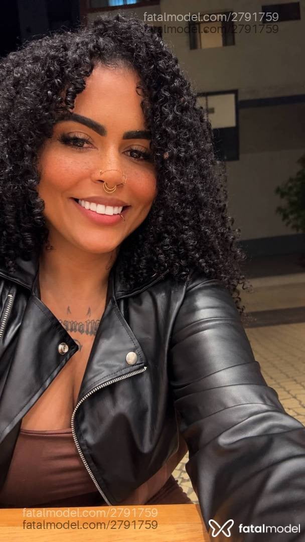 Acompanhante mulher morena (o) de olhos pretos - Juh