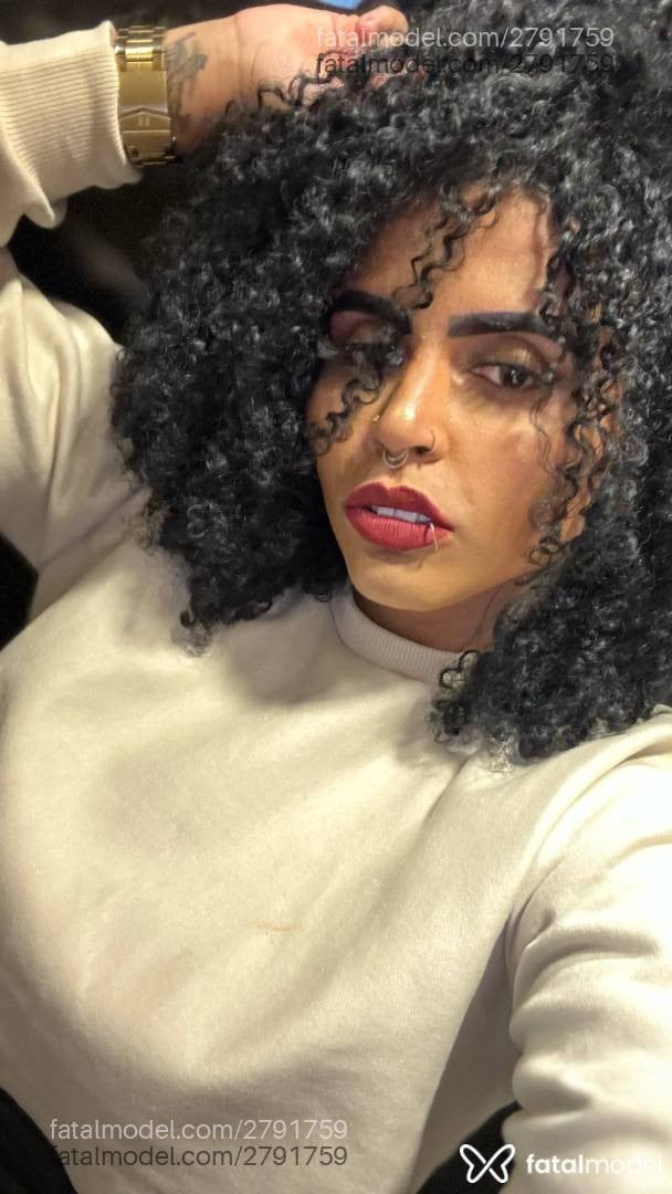 Acompanhante mulher morena (o) de olhos pretos - Juh