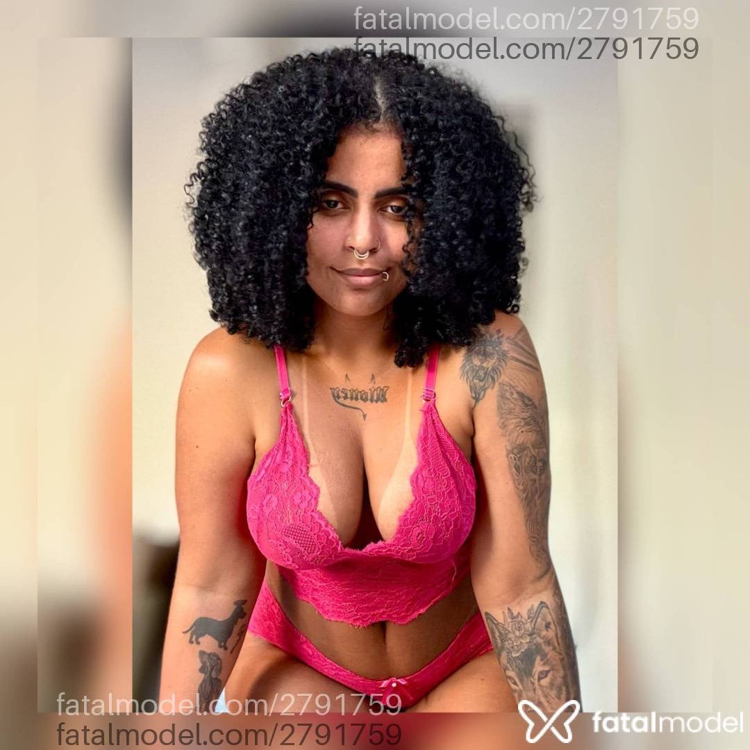Acompanhante mulher morena (o) de olhos pretos - Juh