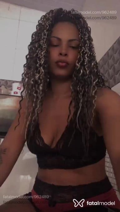 Acompanhante mulher com cabelo colorido de olhos castanhos - Cris Mel Acompanhante mulher com cabelo colorido de olhos castanhos - Cris Mel