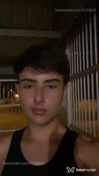 Acompanhante homem com cabelo castanho de olhos castanhos - Braian Acompanhante homem com cabelo castanho de olhos castanhos - Braian