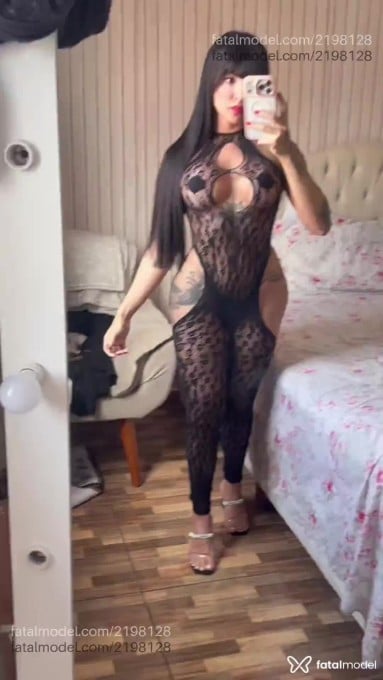 Acompanhante mulher trans com cabelo castanho de olhos castanhos em São Paulo - Vitoria Neves