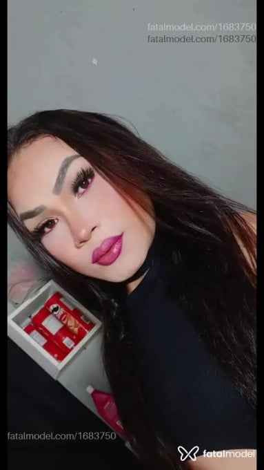 Acompanhante mulher trans com cabelo castanho de olhos mel em Belém - Mayte Castilho