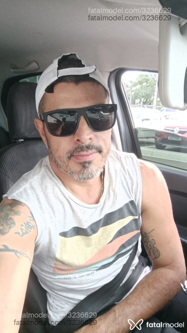 Acompanhante homem morena (o) de olhos castanhos - Romannvs