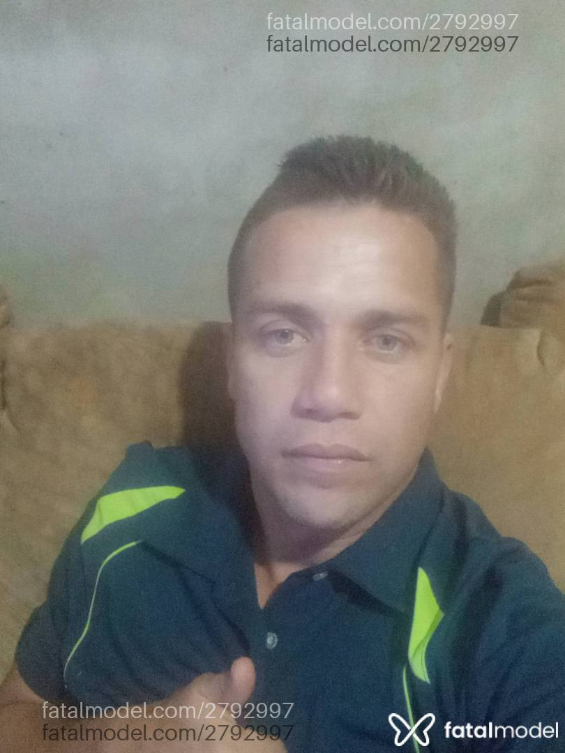 Acompanhante homem morena (o) de olhos azuis - Cornin Acompanhante homem morena (o) de olhos azuis - Cornin