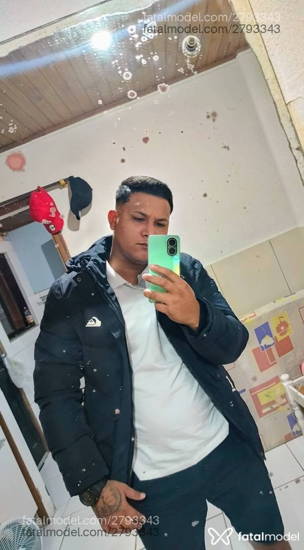 Acompanhante homem com cabelo castanho de olhos pretos em Itapema - Carlos