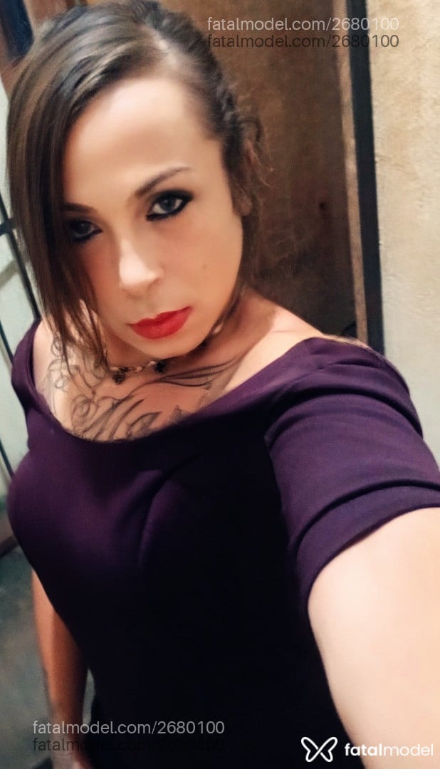 Acompanhante mulher trans com cabelo castanho de olhos azuis em Conceição das Alagoas - Esmeralda