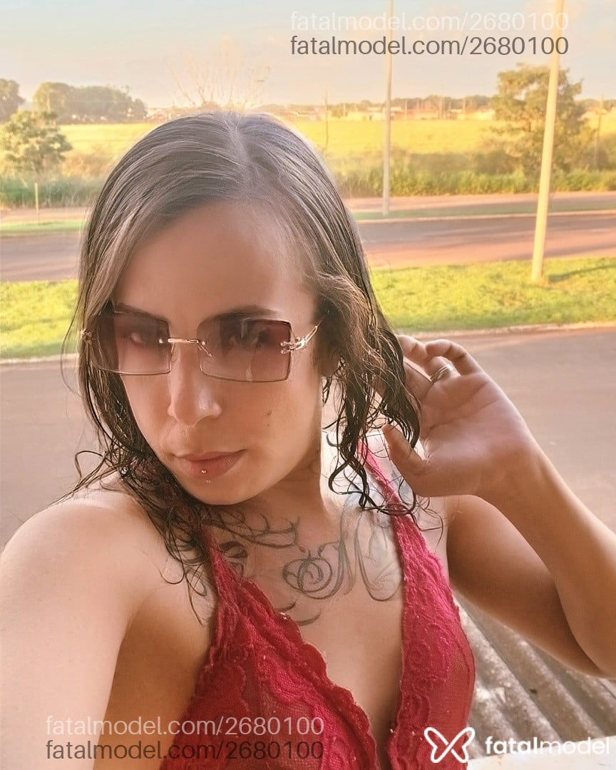 Acompanhante mulher trans com cabelo castanho de olhos azuis em Conceição das Alagoas - Esmeralda