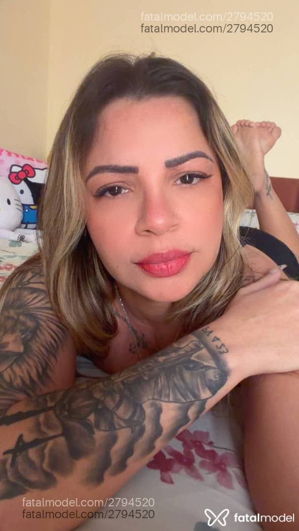 Acompanhante mulher loira (o) de olhos castanhos - Mile