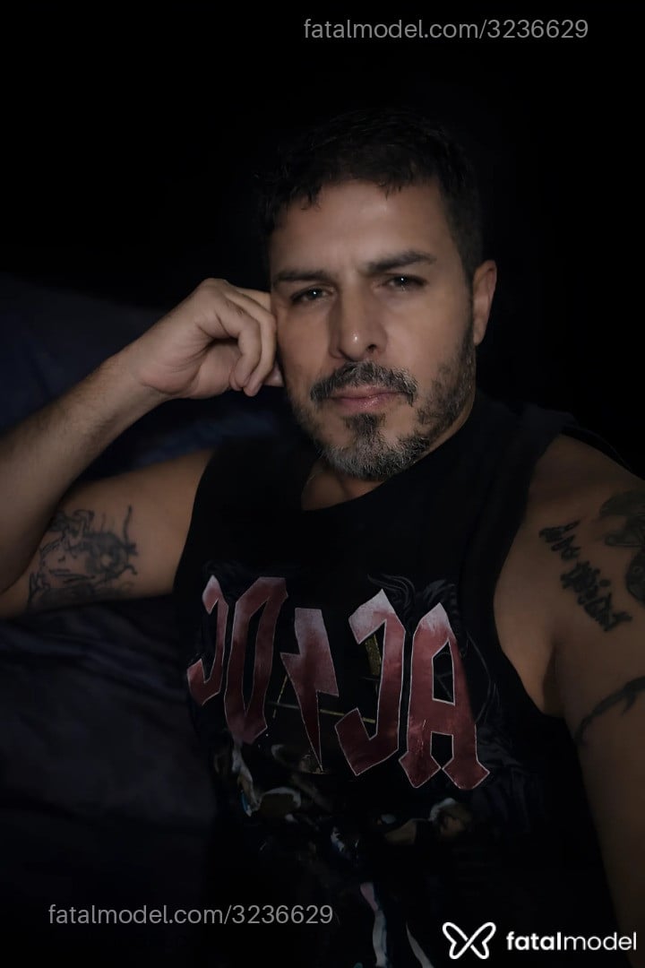 Acompanhante homem morena (o) de olhos castanhos - Romannvs