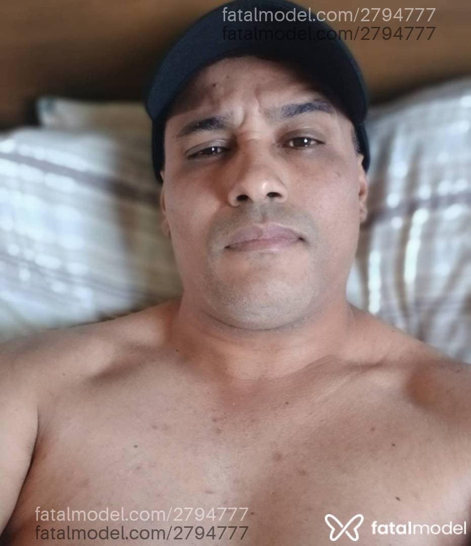 Acompanhante homem com cabelo castanho de olhos castanhos - Derik Acompanhante homem com cabelo castanho de olhos castanhos - Derik