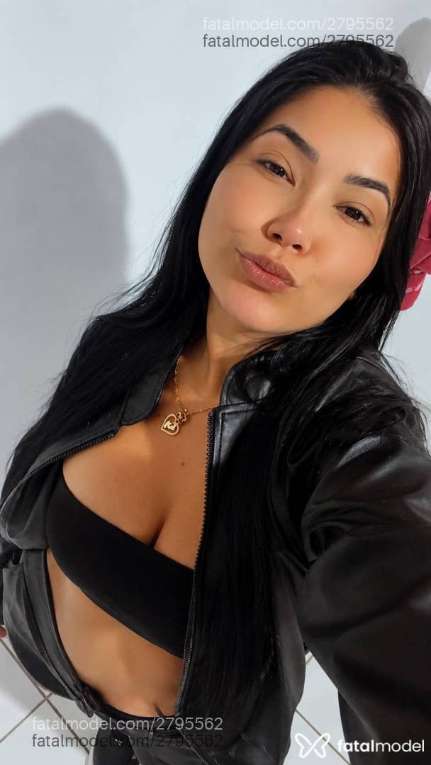 Acompanhante mulher morena (o) de olhos pretos - Evelyn