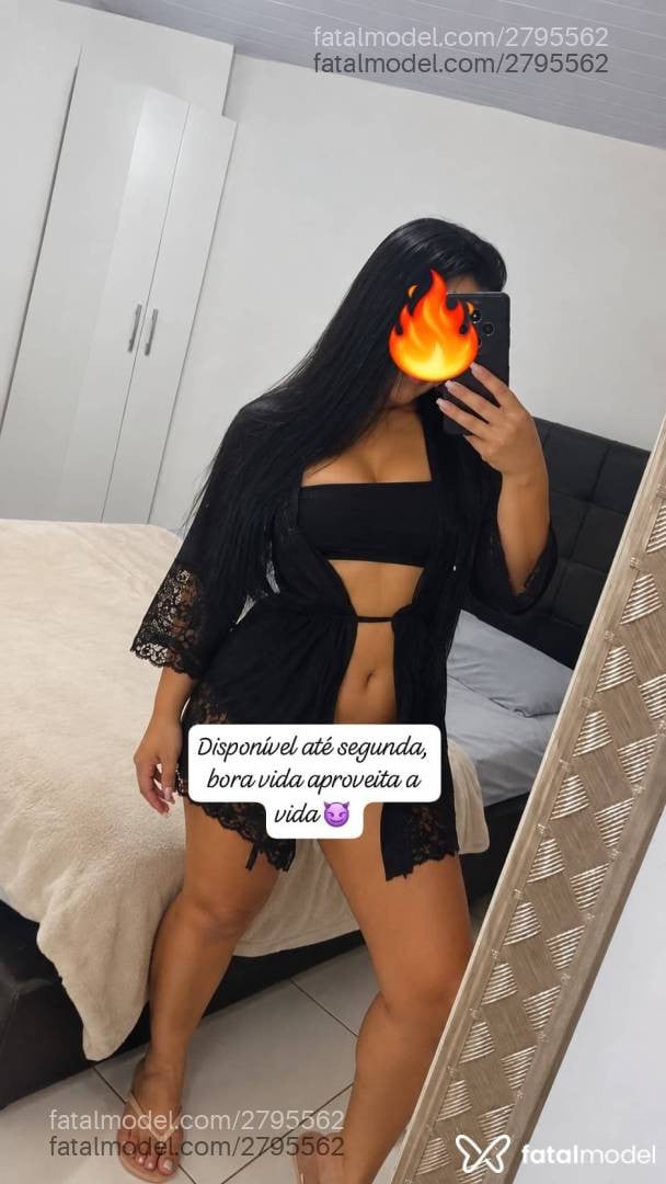 Acompanhante mulher morena (o) de olhos pretos - Evelyn