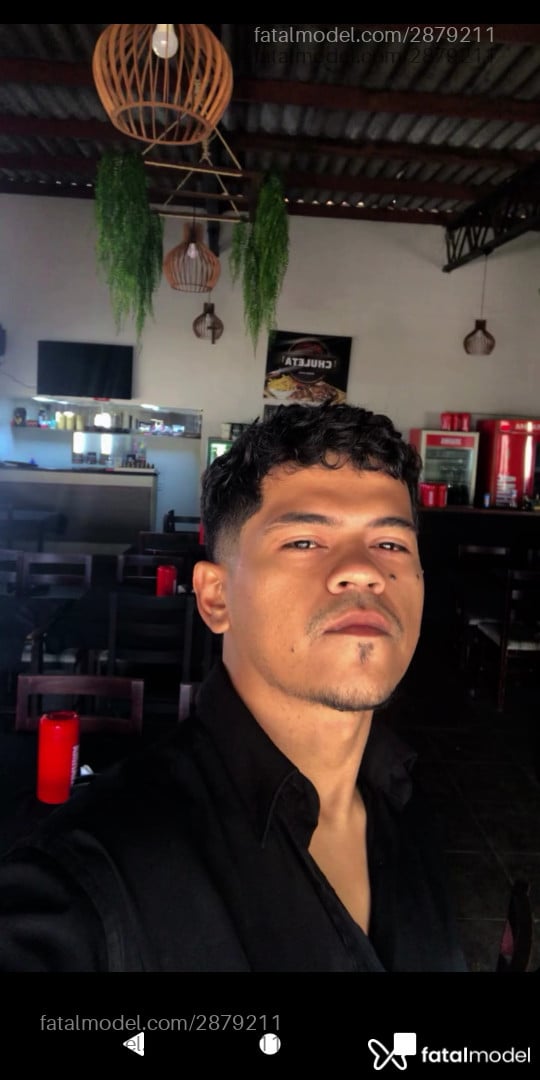 Acompanhante homem com cabelo castanho de olhos pretos - Zafir Acompanhante homem com cabelo castanho de olhos pretos - Zafir
