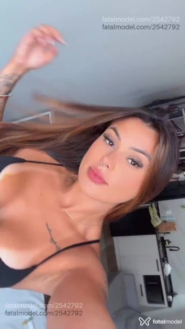Acompanhante mulher com cabelo castanho de olhos castanhos - Laura Pinheiro Acompanhante mulher com cabelo castanho de olhos castanhos - Laura Pinheiro