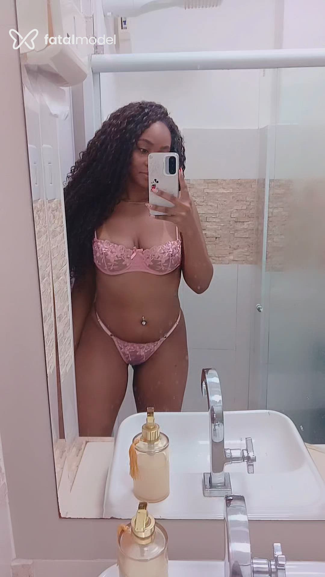 Acompanhante mulher com cabelo castanho de olhos castanhos - Laura Muniz Acompanhante mulher com cabelo castanho de olhos castanhos - Laura Muniz
