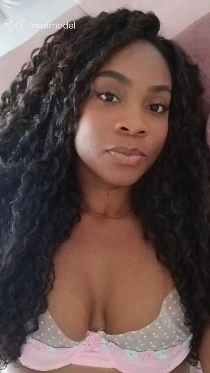 Acompanhante mulher com cabelo castanho de olhos castanhos - Laura Muniz Acompanhante mulher com cabelo castanho de olhos castanhos - Laura Muniz