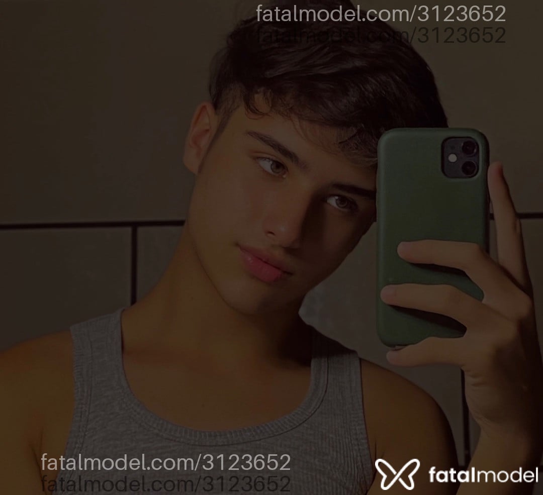 Acompanhante homem com cabelo castanho de olhos castanhos - Braian Acompanhante homem com cabelo castanho de olhos castanhos - Braian