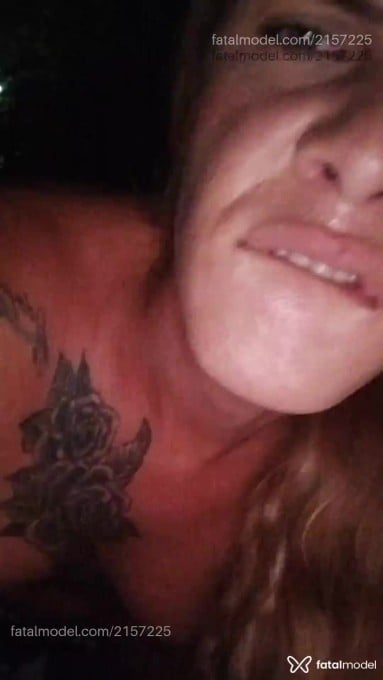 Acompanhante mulher trans com cabelo castanho de olhos azuis em Angra dos Reis - Yasmim Fernandes