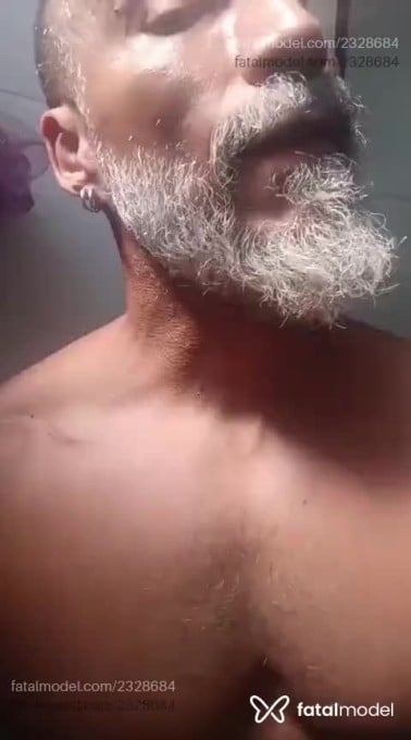 Acompanhante homem com cabelo grisalho de olhos castanhos em Virtual - Lord Zion
