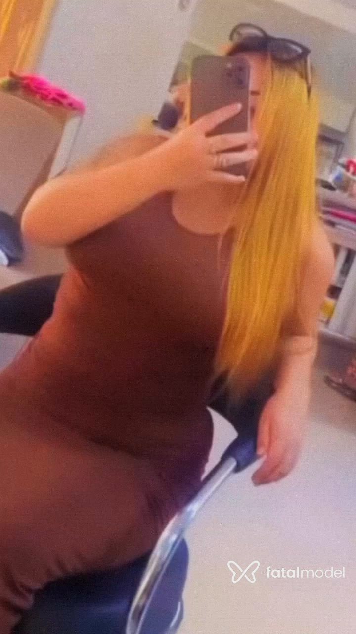 Acompanhante mulher loira (o) de olhos castanhos - Alice Bitencour