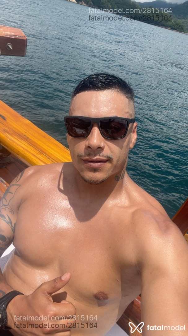 Acompanhante homem morena (o) de olhos castanhos em Porto Alegre - Adriano