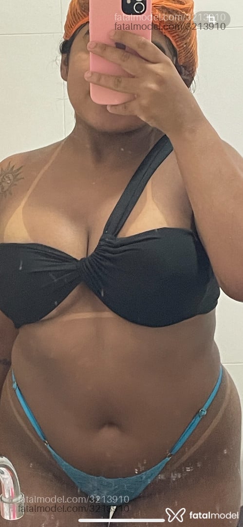 Acompanhante mulher morena (o) de olhos pretos - Indiaa