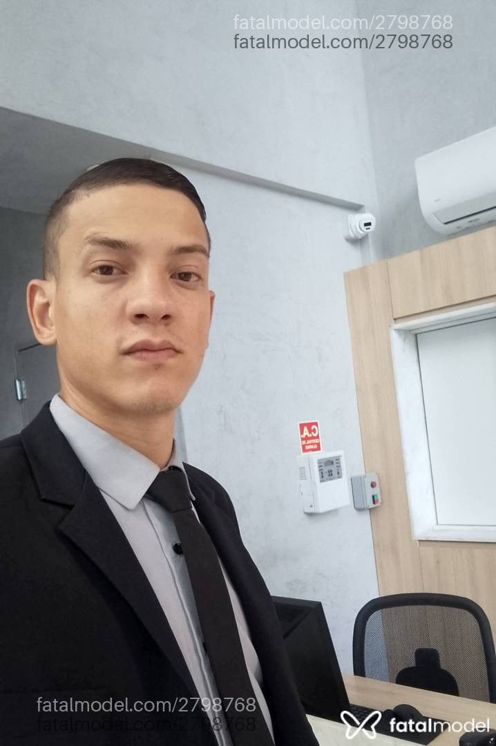 Acompanhante homem com cabelo castanho de olhos castanhos - Le Santos