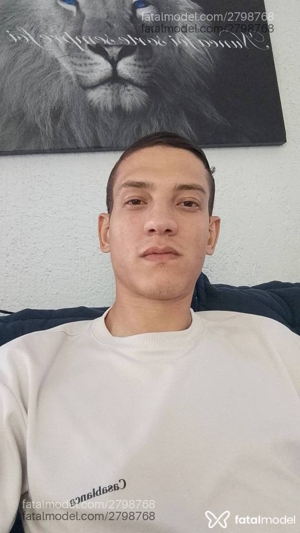 Acompanhante homem com cabelo castanho de olhos castanhos - Le Santos