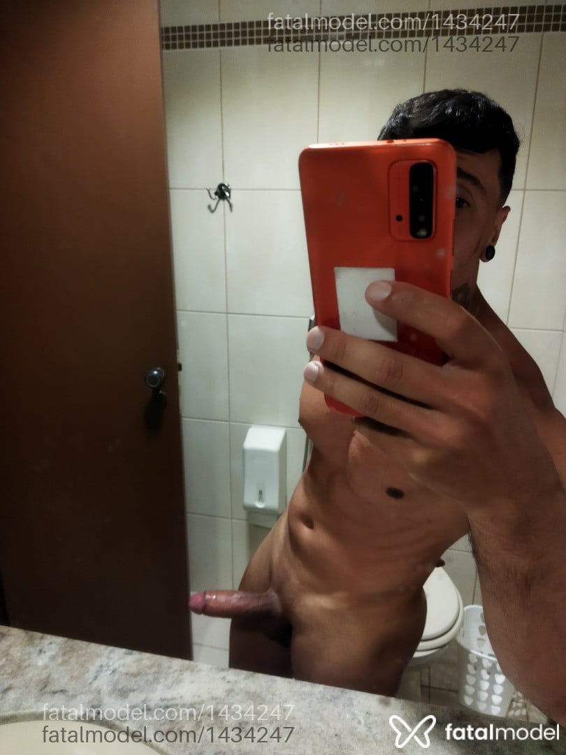 Acompanhante homem com cabelo castanho de olhos castanhos em Petrópolis Acompanhante homem com cabelo castanho de olhos castanhos em Petrópolis - Zeus