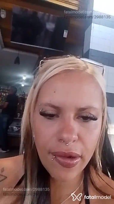 Acompanhante mulher loira (o) de olhos pretos - Daniella Acompanhante mulher loira (o) de olhos pretos - Daniella