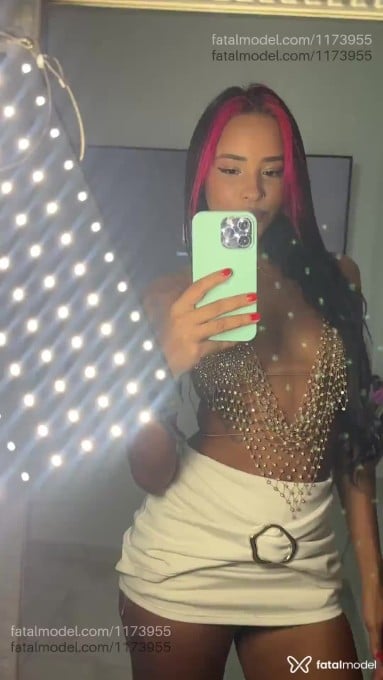 Acompanhante mulher com cabelo colorido de olhos pretos em Rio de Janeiro - Lara