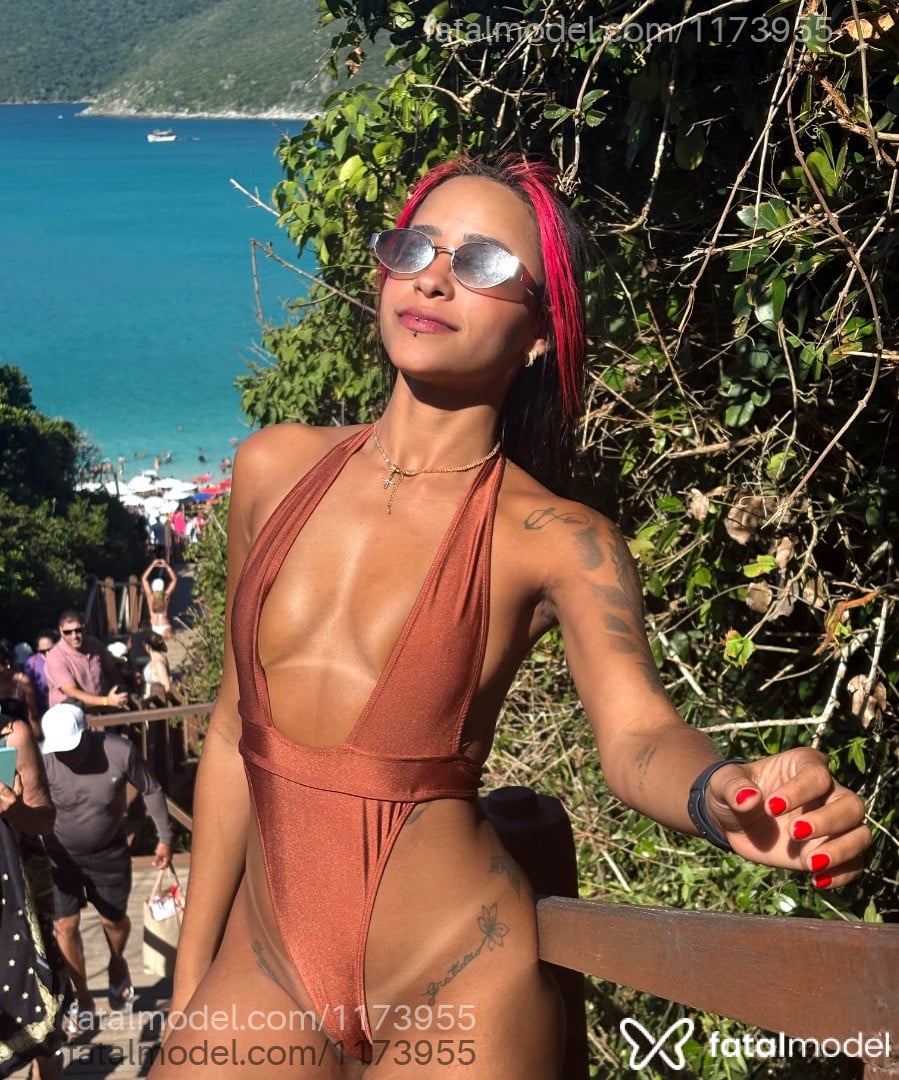 Acompanhante mulher com cabelo colorido de olhos pretos em Rio de Janeiro - Lara